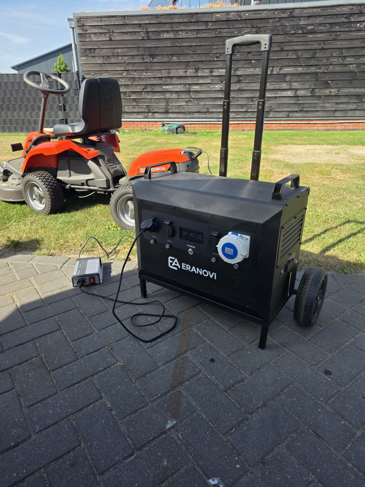 Eranovi powerstation laadt elektrische zitmaaier